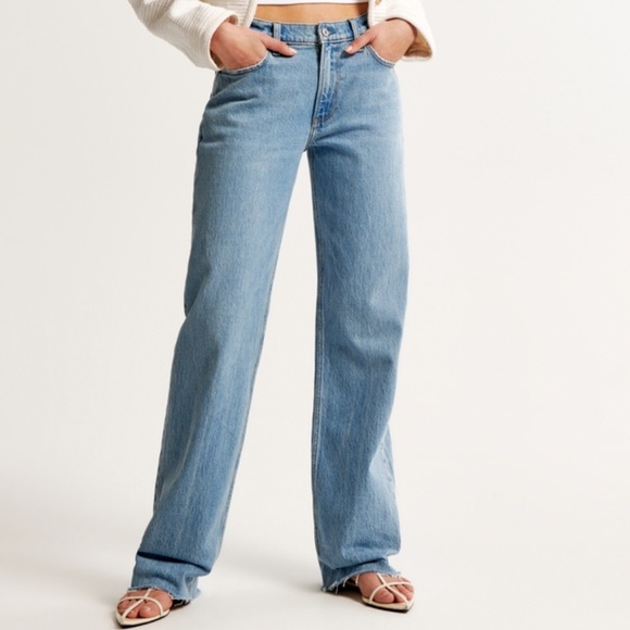 Abercrombie and Fitch The Baggy Low Rise Jean - Extra Short - Picture 2 of 10